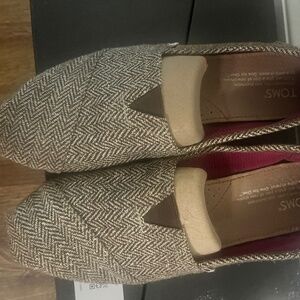 Tom’s Women’s gold herringbone slides sz 8